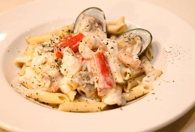 Seafood Penne on Basil Sauce with Cheese 芝士香草海鮮長通粉